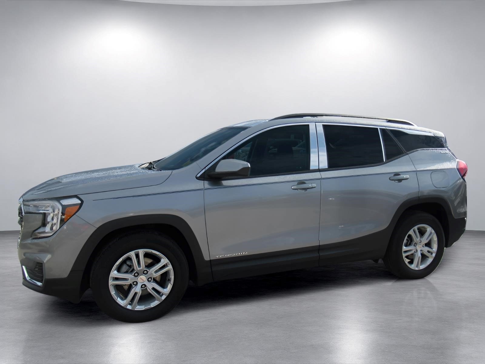 Used 2024 GMC Terrain SLE w/ Driver Convenience Package FWD image 4