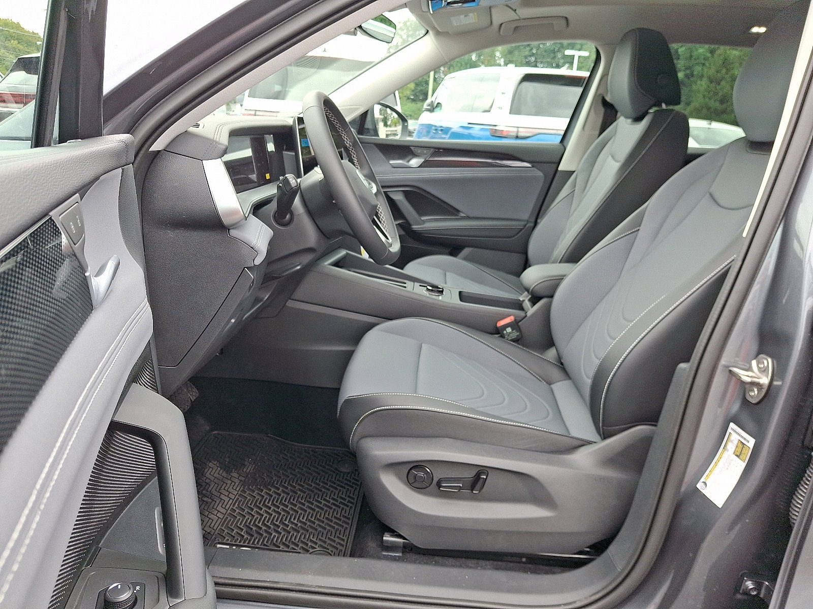 New 2025 Volkswagen Tiguan SE image 7