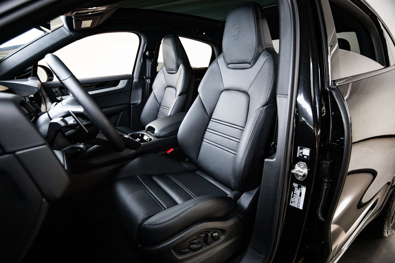 New 2026 Porsche Cayenne E-Hybrid Coupe AWD/4WD image 5