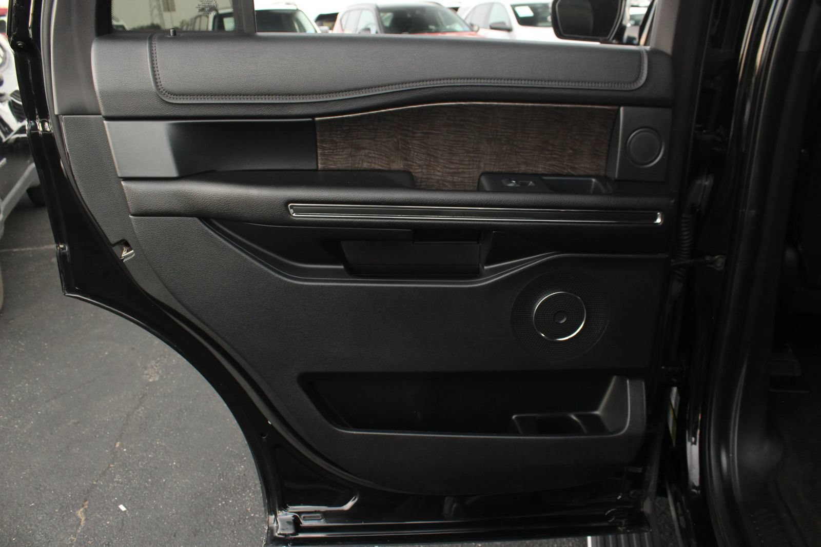 Used 2018 Ford Expedition Limited w/ Equipment Group 302A AWD/4WD image 18