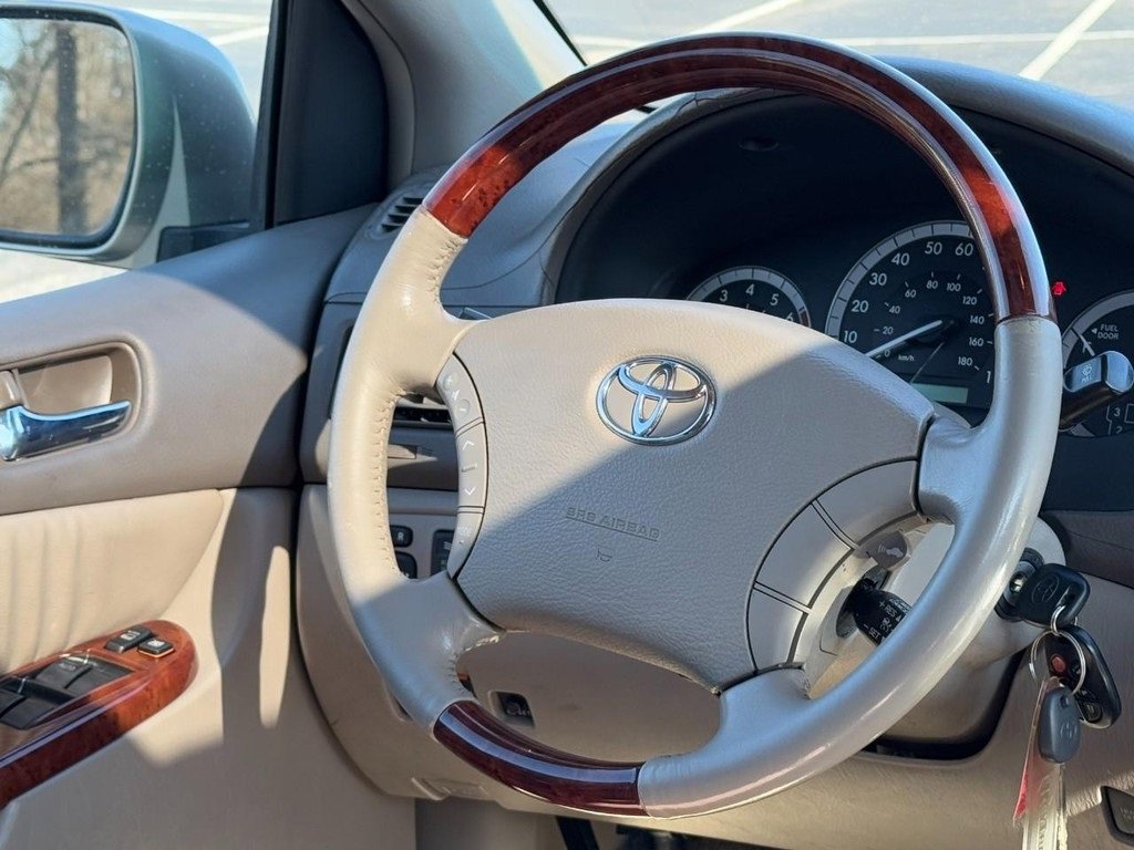 Used 2005 Toyota Sienna XLE Limited image 16