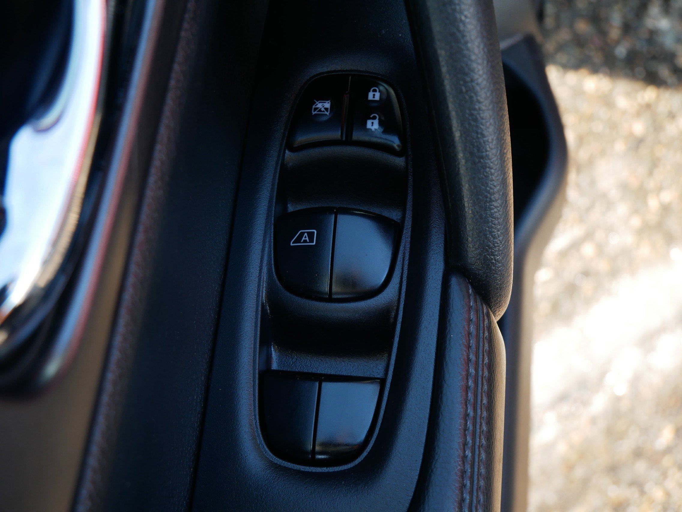 Used 2015 Nissan Rogue SV image 19