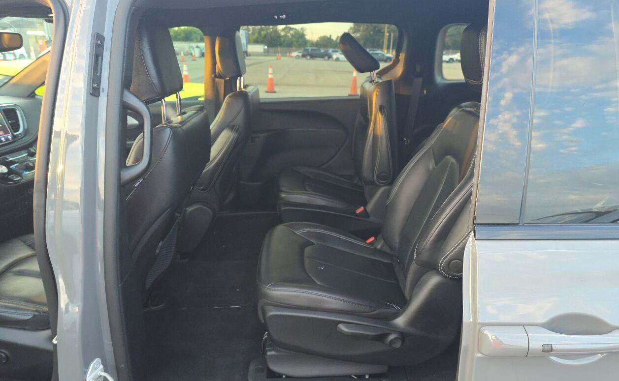 Used 2022 Chrysler Pacifica Touring-L w/ S Appearance Package FWD image 4