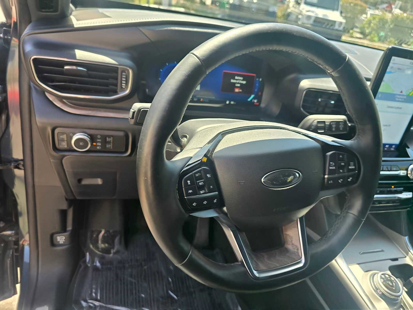 Used 2023 Ford Explorer Platinum w/ Premium Technology Package AWD/4WD image 26