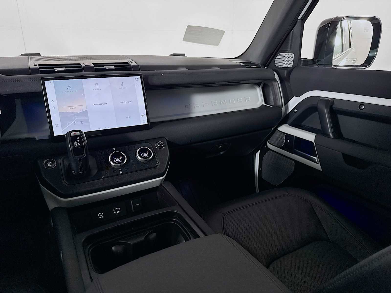 Used 2023 Land Rover Defender 130 SE image 23