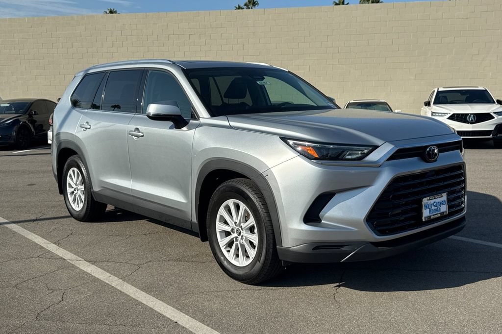 Used 2025 Toyota Grand Highlander XLE FWD image 2