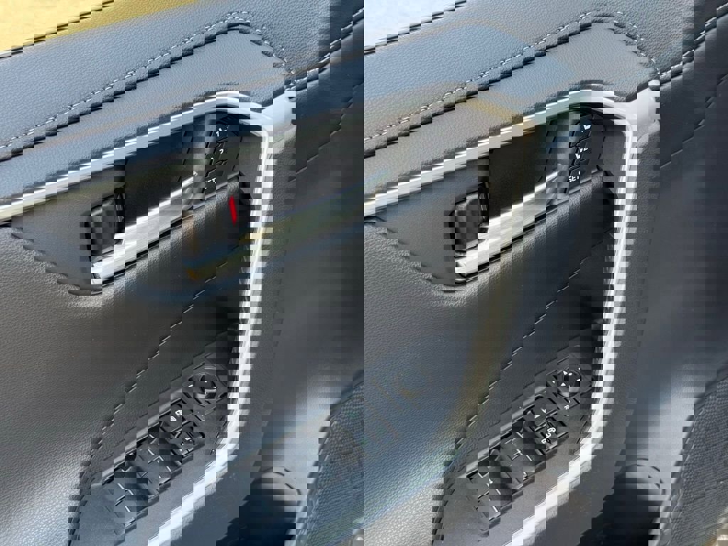 Used 2019 Toyota RAV4 Limited FWD image 23