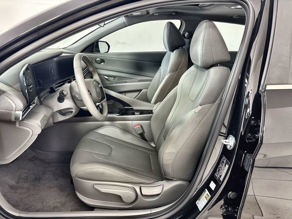 Certified 2025 Hyundai Elantra SEL FWD image 13
