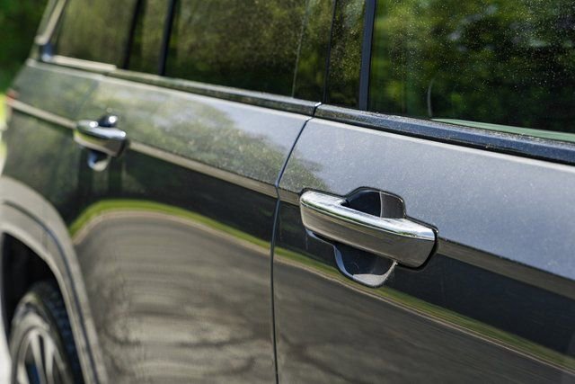 Used 2022 Jeep Grand Cherokee Overland w/ Luxury Tech Group IV image 51