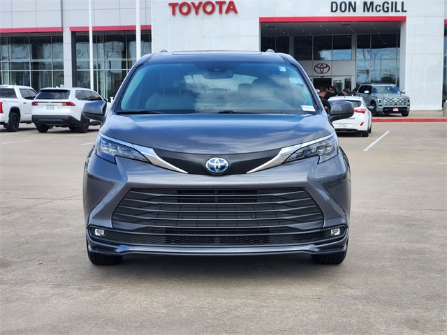 Certified 2025 Toyota Sienna XLE image 2