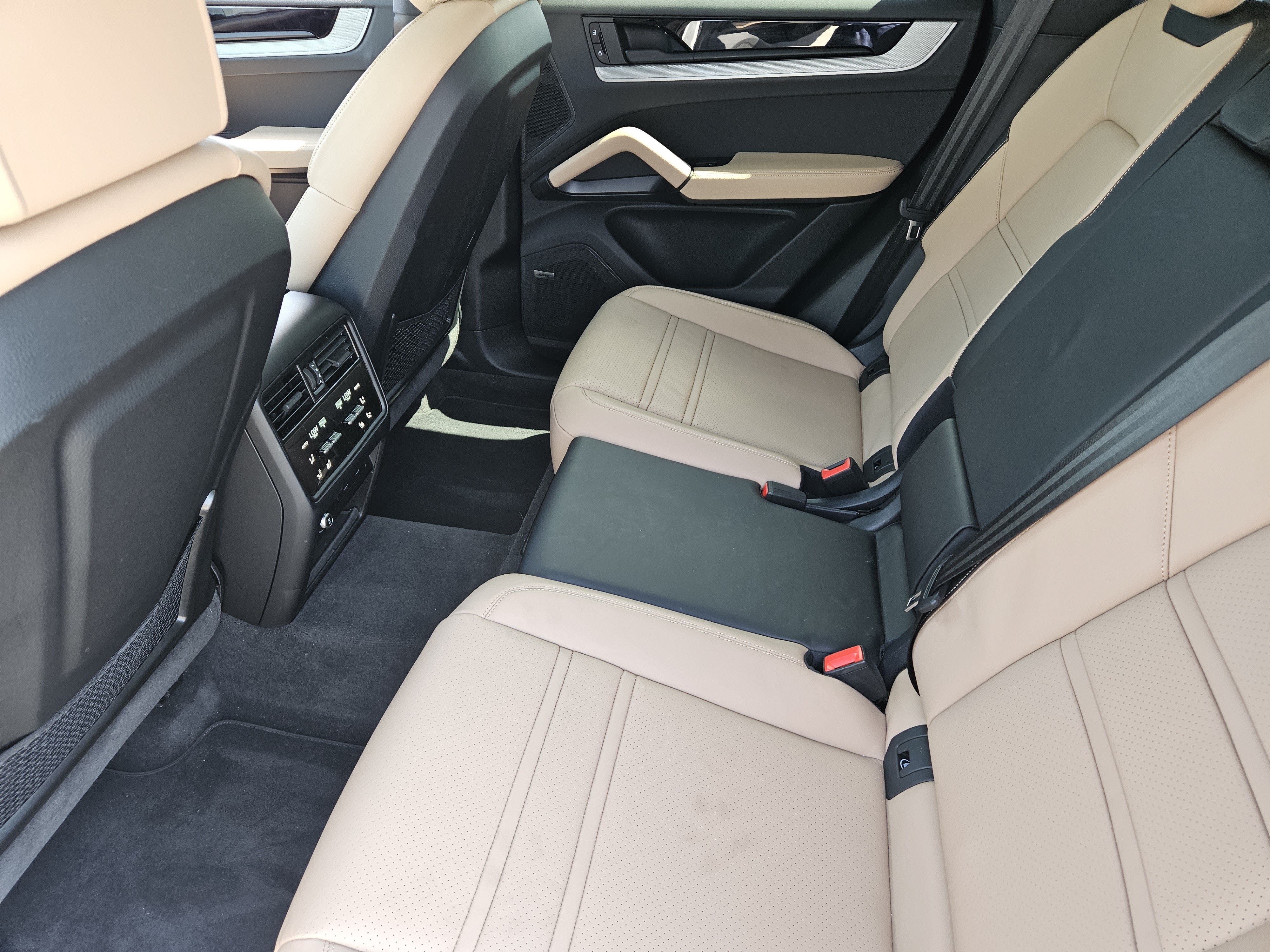Certified 2026 Porsche Cayenne Coupe AWD/4WD image 28