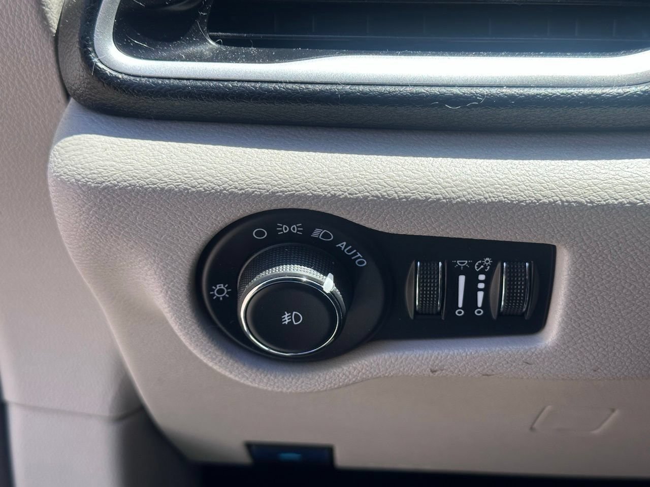 Used 2024 Chrysler Pacifica Touring-L FWD image 29