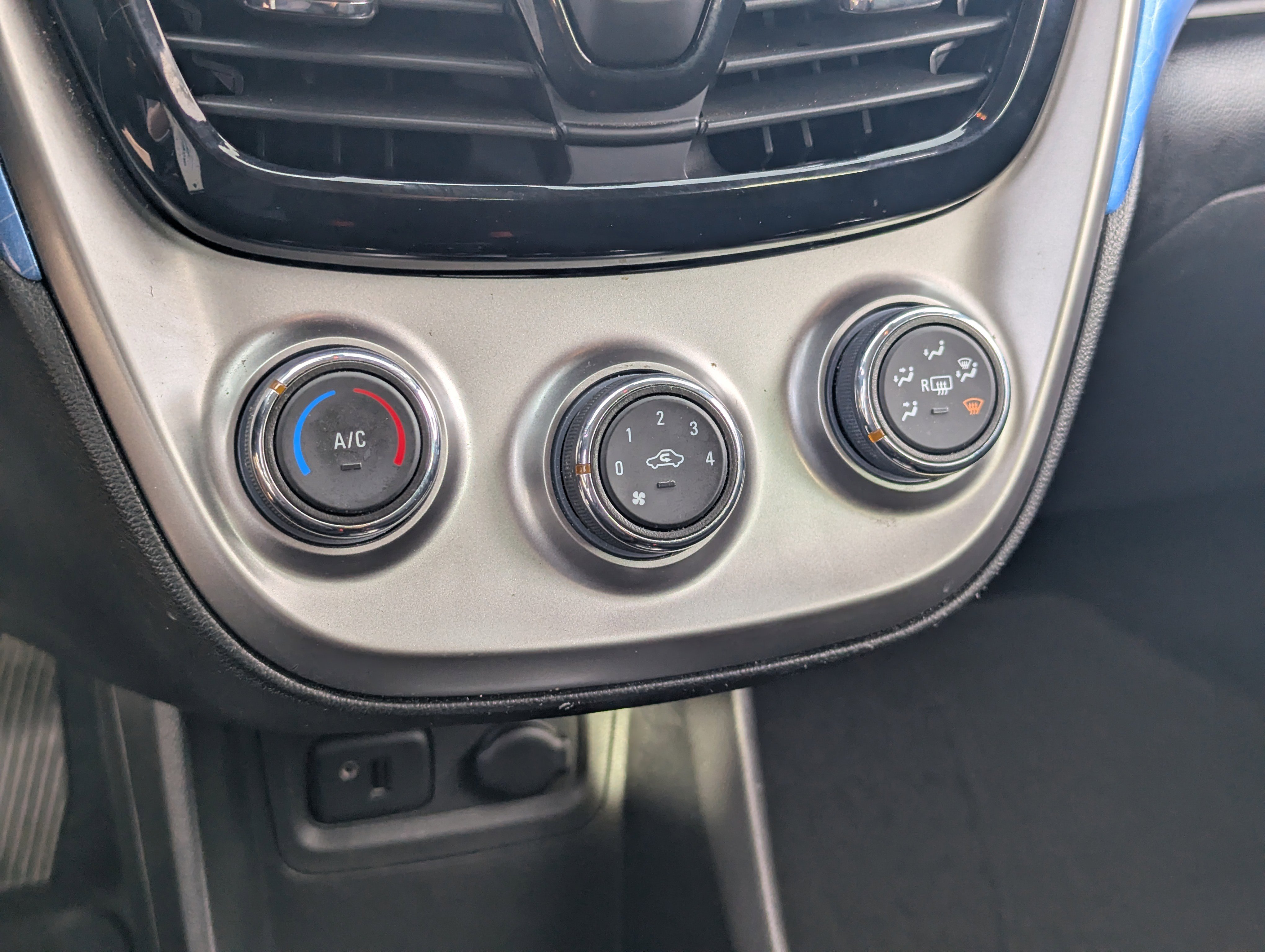 Used 2018 Chevrolet Spark LT image 26