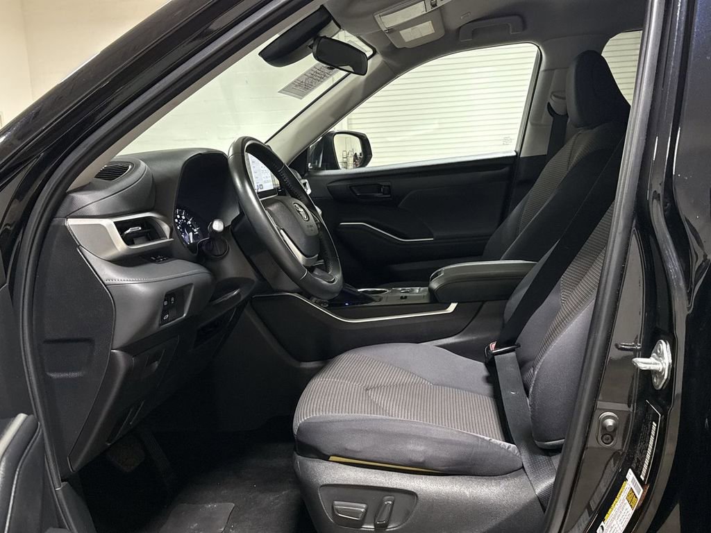Used 2024 Toyota Highlander LE image 19