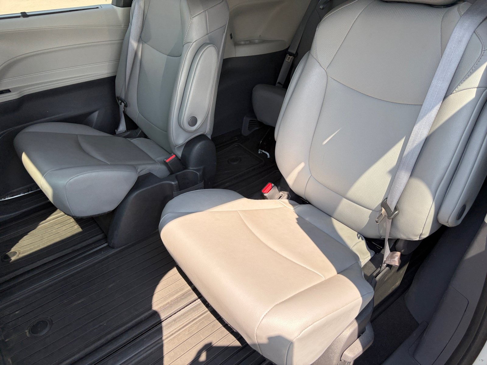 Used 2022 Toyota Sienna XLE FWD image 17