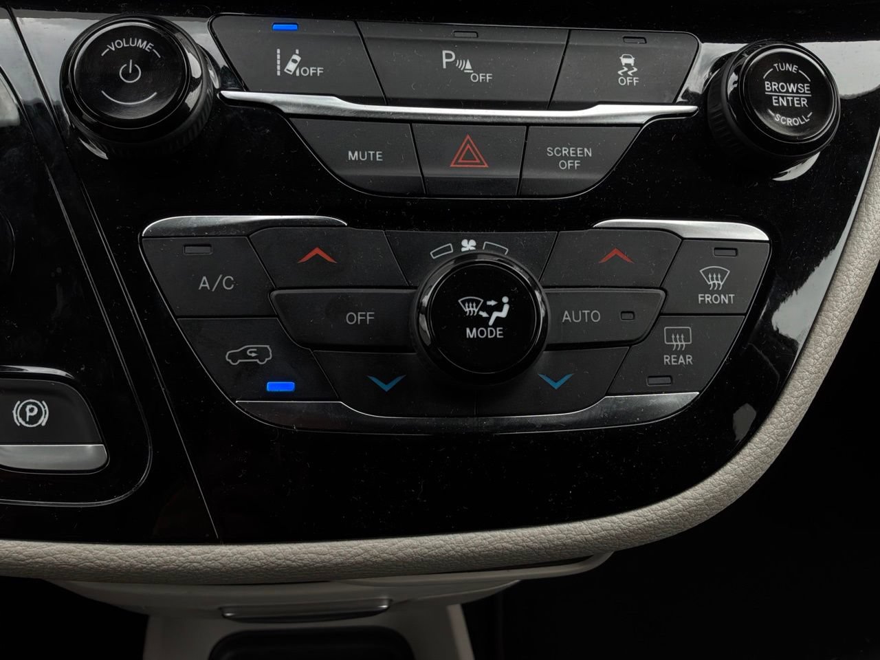 Used 2023 Chrysler Pacifica Touring-L FWD image 33