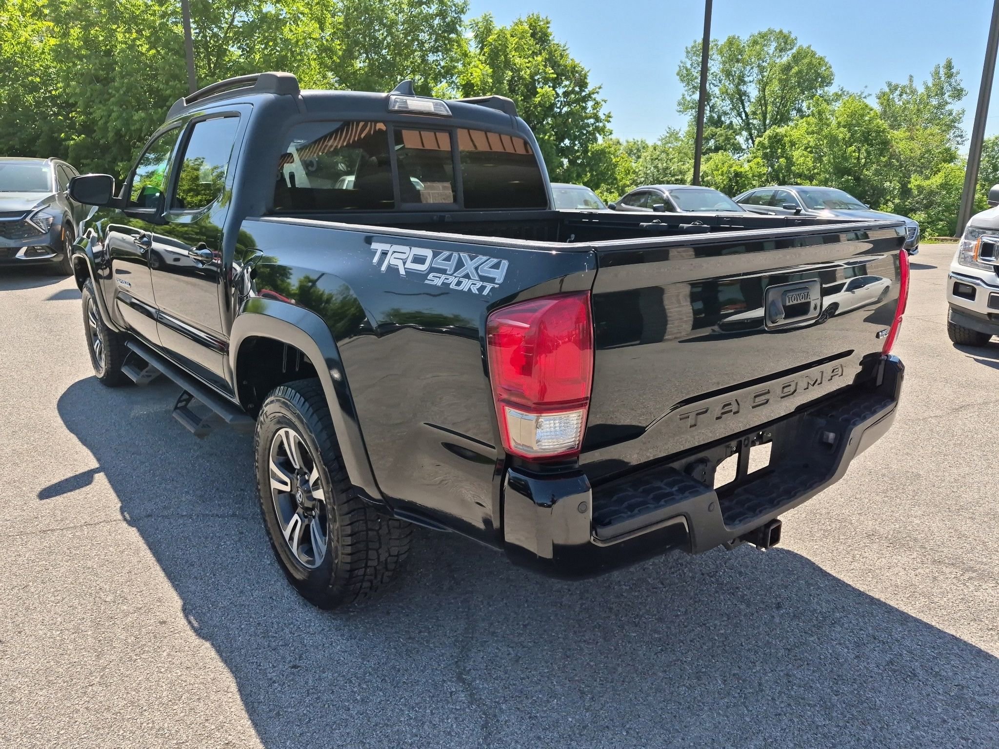 Used 2016 Toyota Tacoma TRD Sport AWD/4WD image 5