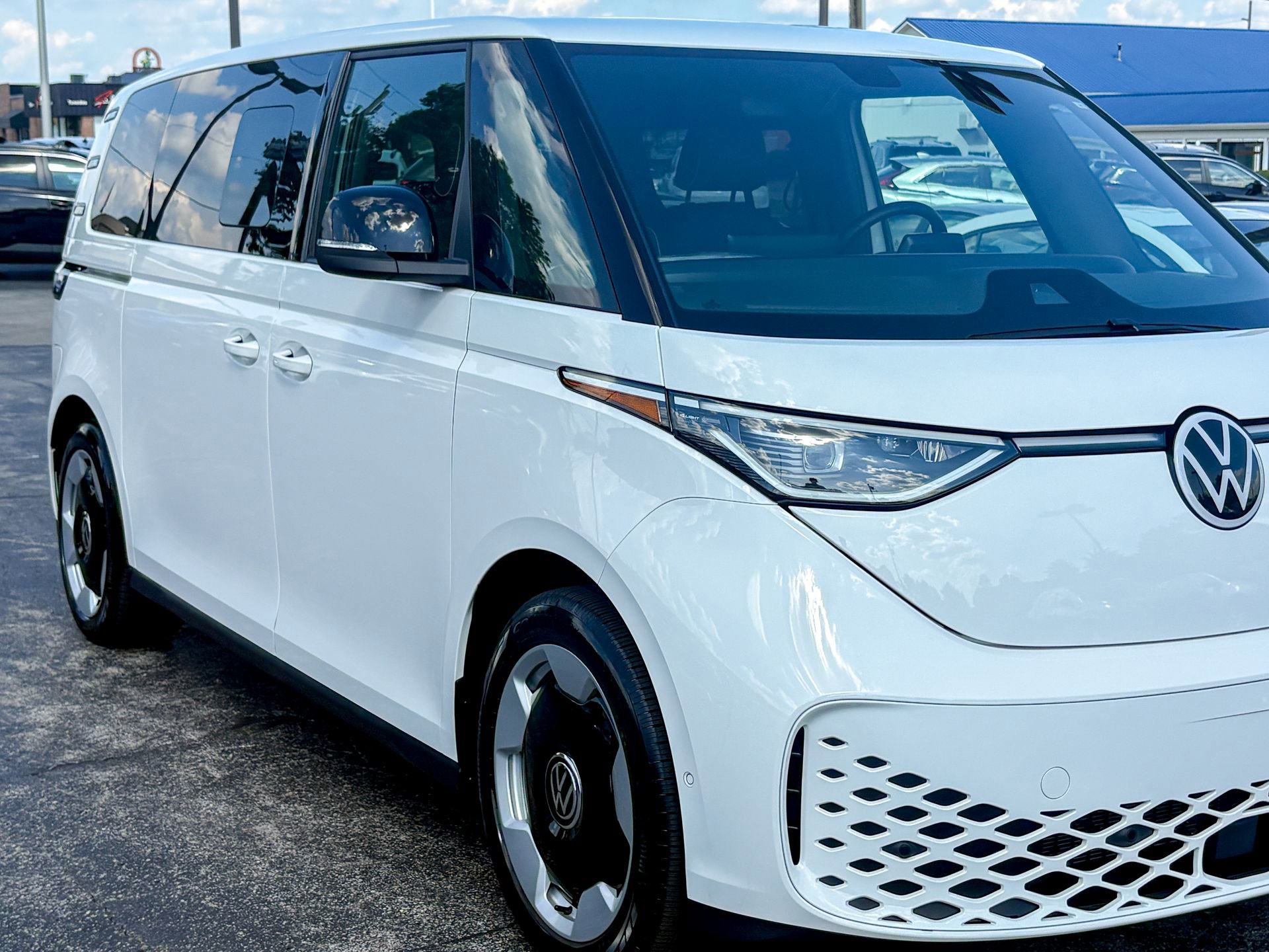 Used 2025 Volkswagen ID. Buzz Pro S RWD image 3
