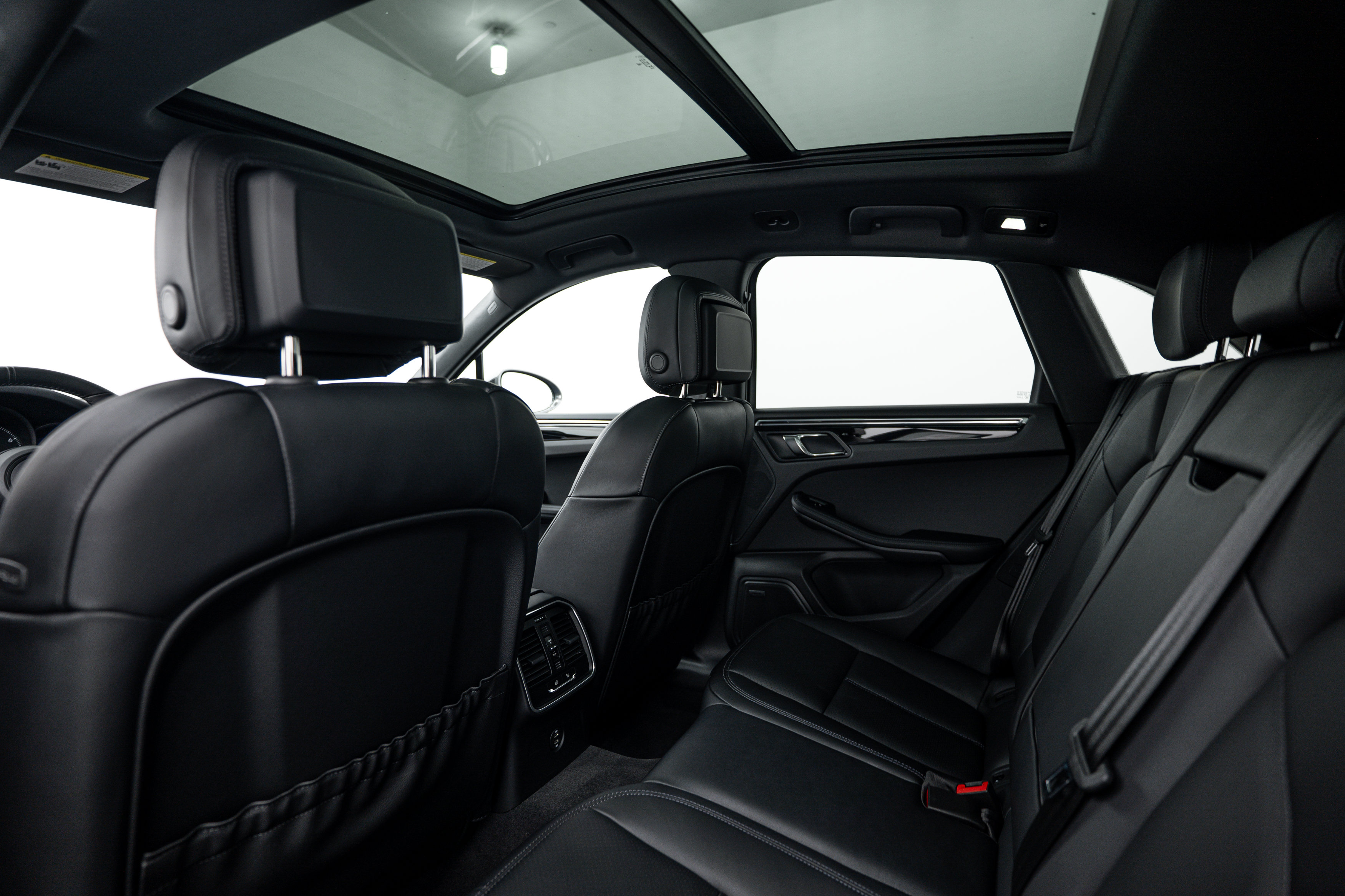 Certified 2026 Porsche Macan Turbo AWD/4WD image 25