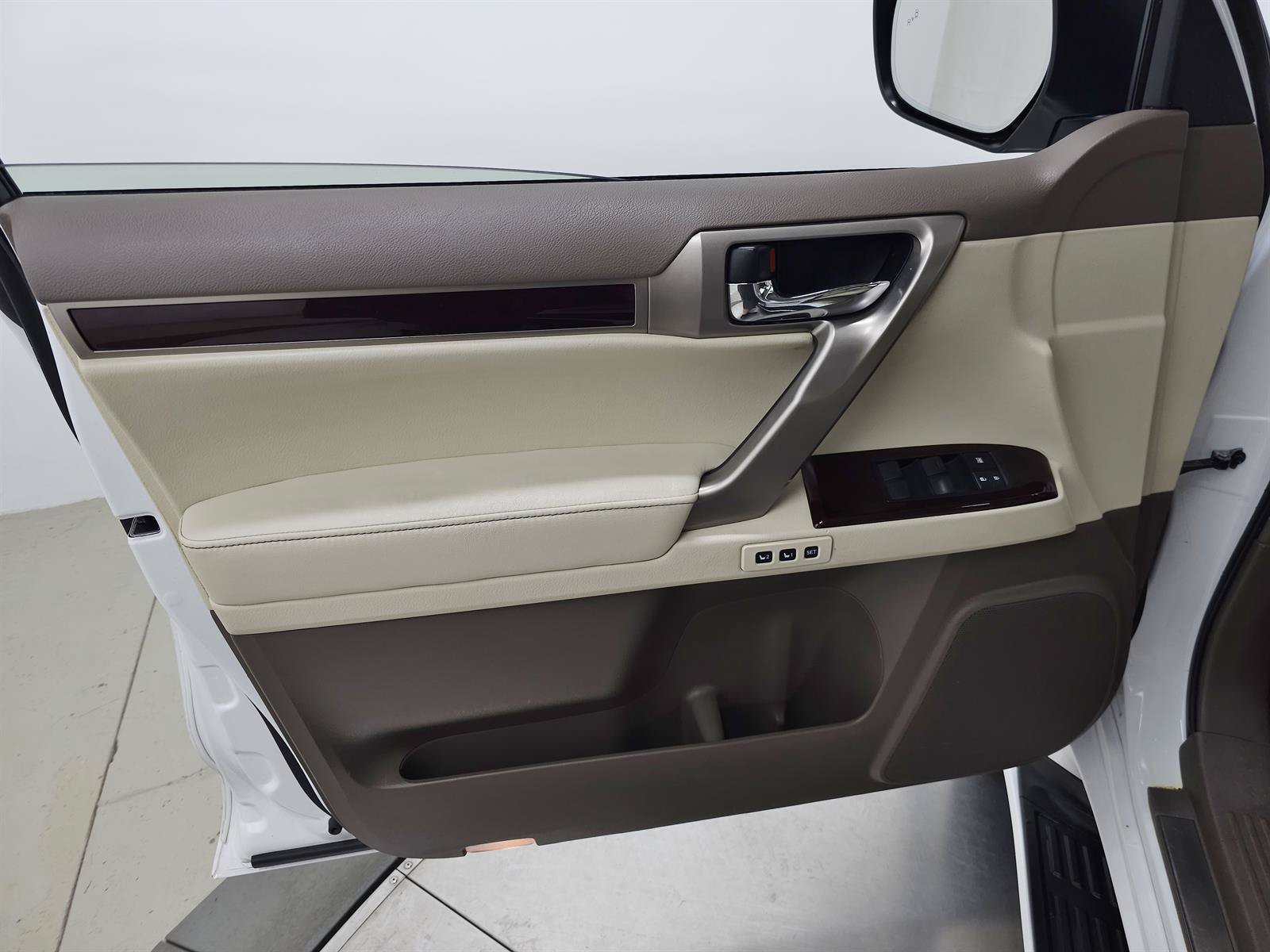 Used 2017 Lexus GX 460 Premium w/ Premium Package AWD/4WD image 12