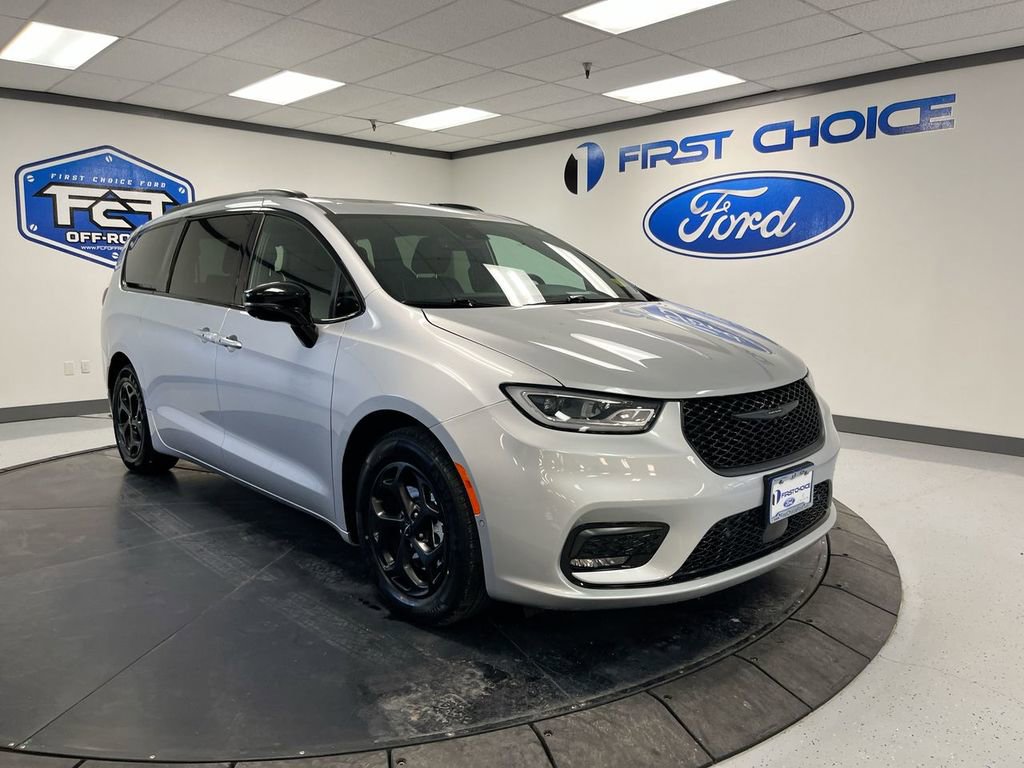 Used 2024 Chrysler Pacifica Premium image 2