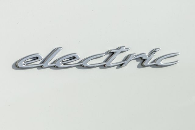 Used 2024 Porsche Macan 4 Electric image 6