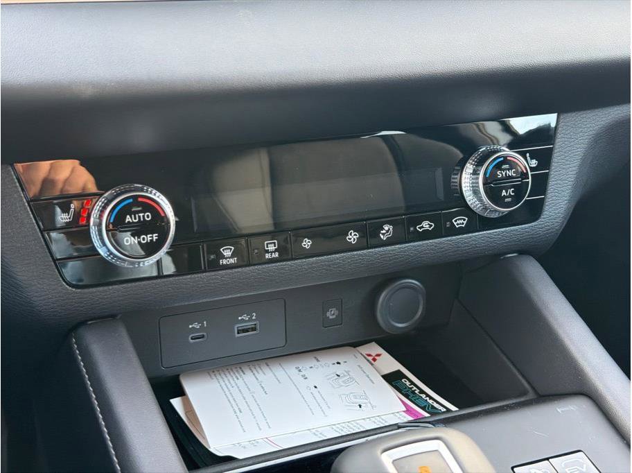 Used 2025 Mitsubishi Outlander SE image 13
