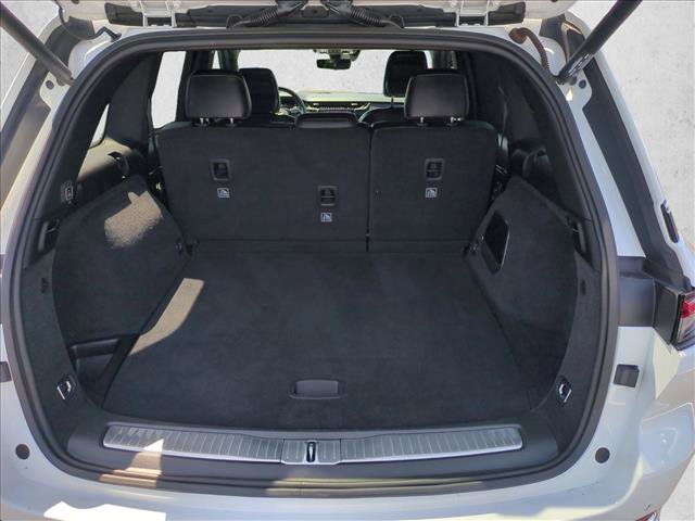 Used 2022 Jeep Grand Cherokee Overland w/ Luxury Tech Group IV AWD/4WD image 6