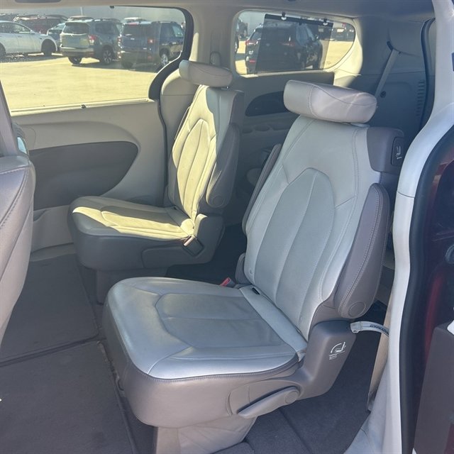 Used 2018 Chrysler Pacifica Touring-L Plus image 5