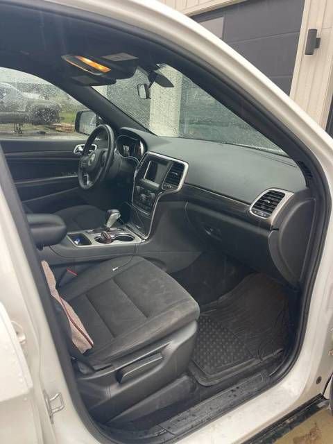 Used 2019 Jeep Grand Cherokee Laredo AWD/4WD image 7