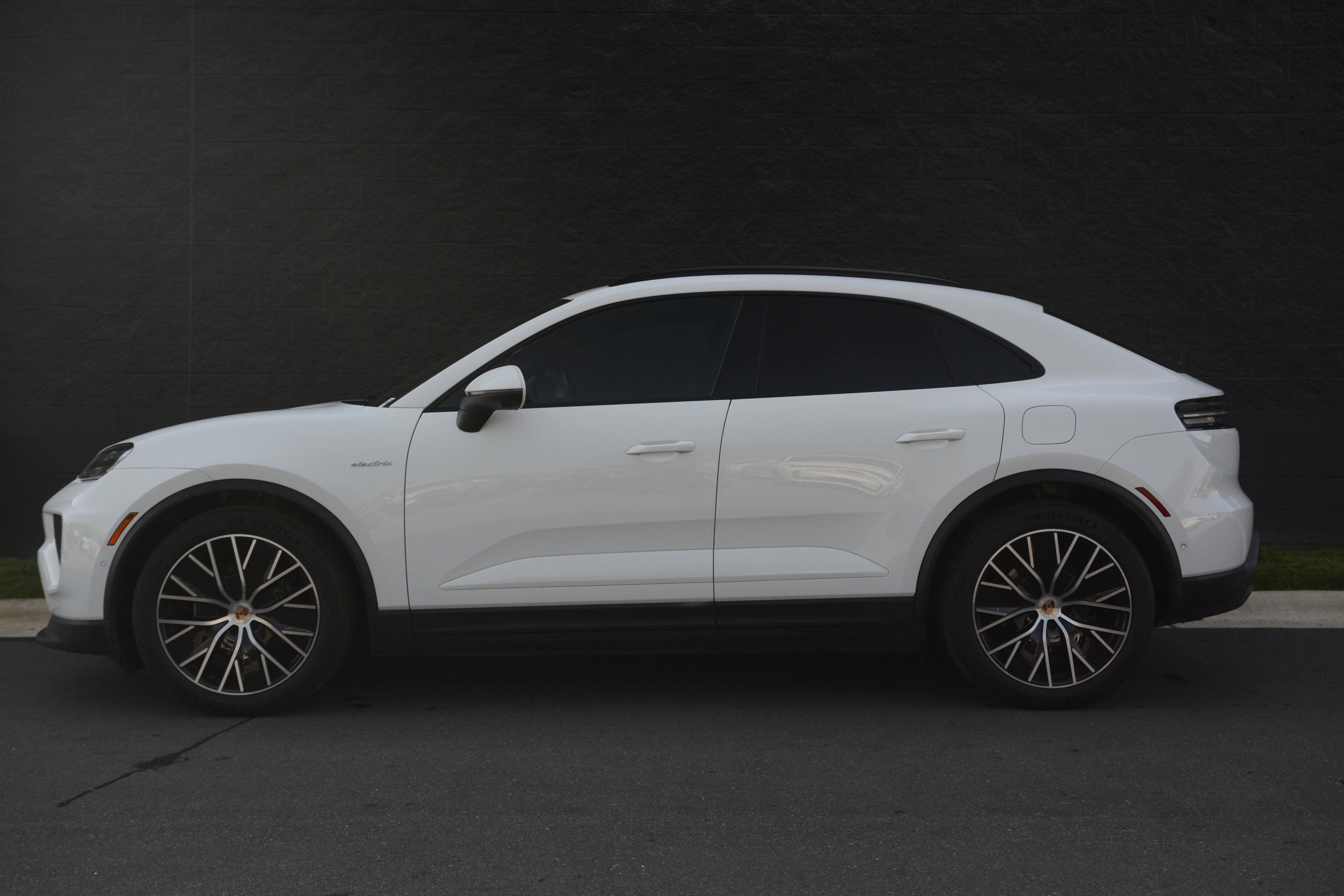 Certified 2025 Porsche Macan Electric image 2