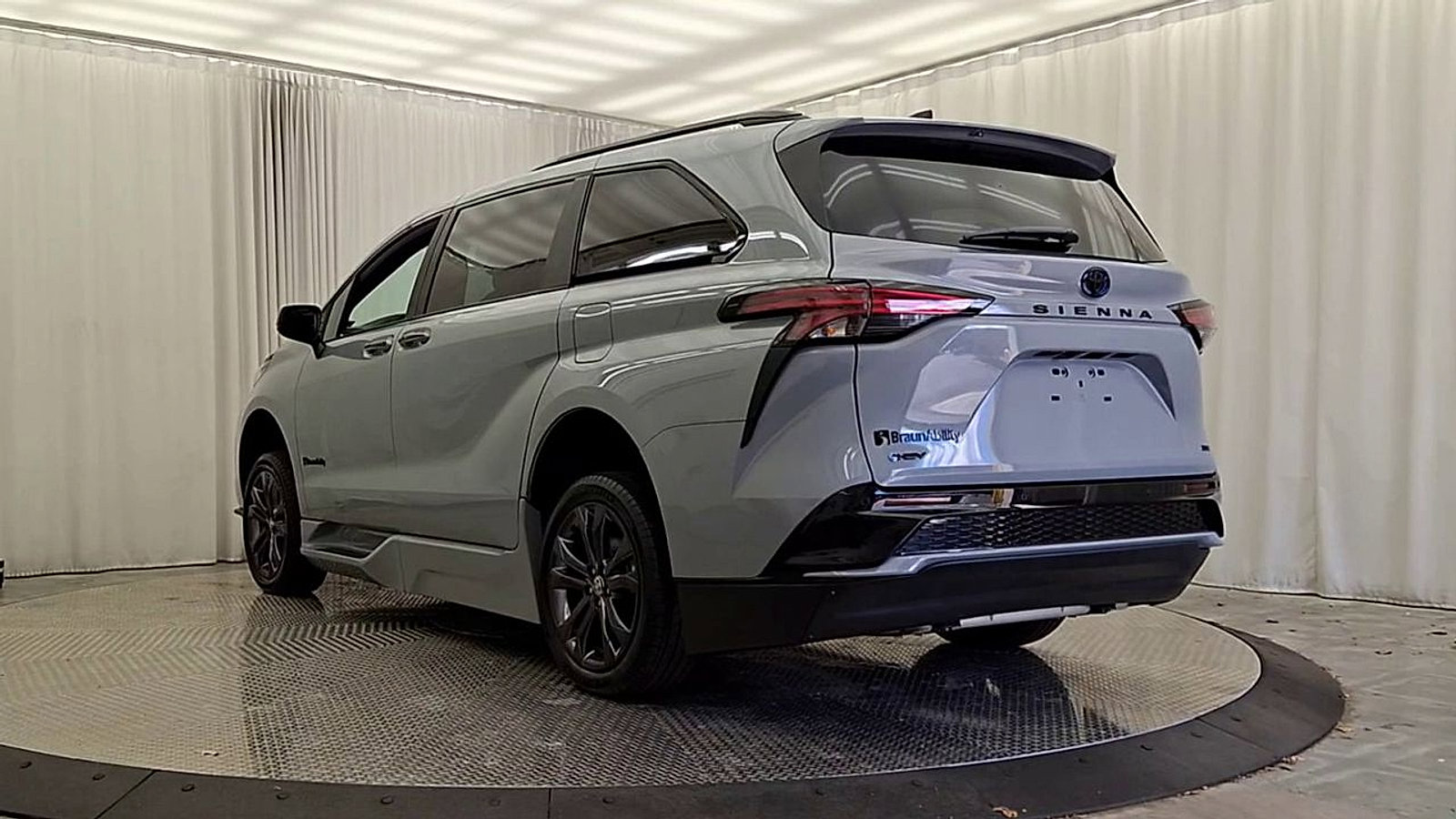 Used 2025 Toyota Sienna XSE w/ XSE Plus Package FWD image 9