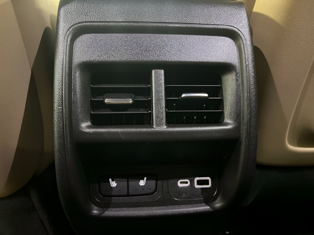 Used 2024 Cadillac XT4 Luxury w/ Cold Weather Package AWD/4WD image 14