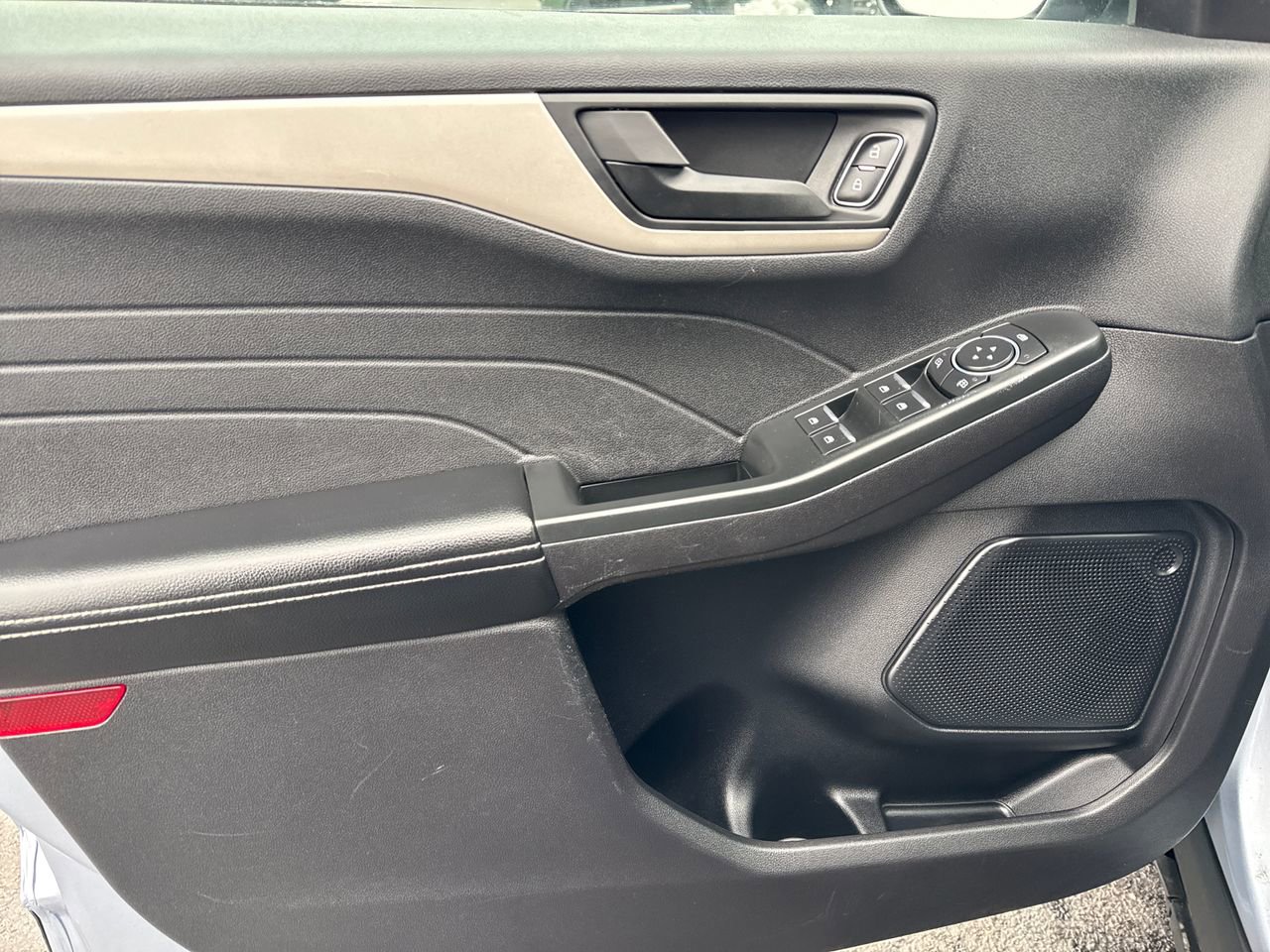 Used 2022 Ford Escape SE image 17