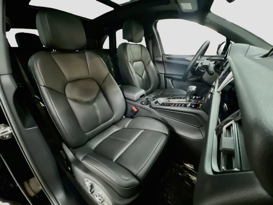 Certified 2026 Porsche Macan AWD/4WD image 30