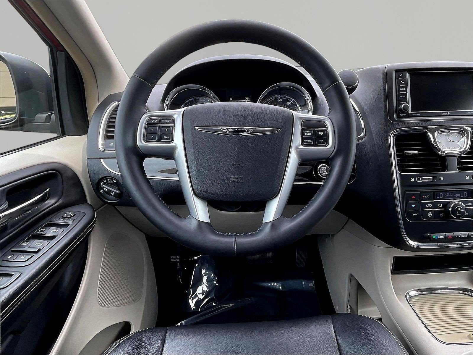 Used 2013 Chrysler Town & Country Touring-L w/ Premium Group FWD image 8