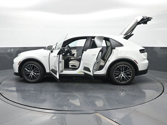 Certified 2025 Porsche Macan Electric RWD image 29