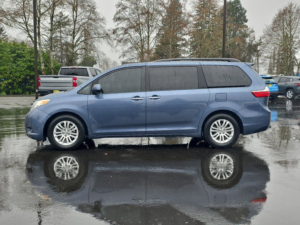 Used 2015 Toyota Sienna XLE w/ XLE Navigation Package image 4
