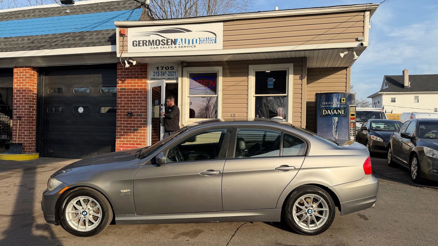 Used 2010 BMW 328i xDrive Sedan w/ Premium Pkg AWD/4WD image 2