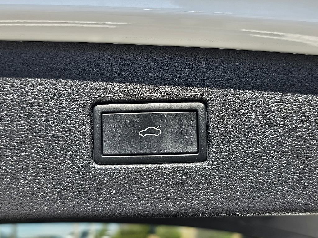 Used 2024 Volkswagen Tiguan SE R-Line image 12