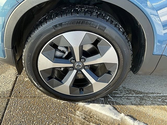Used 2025 Volvo XC40 B5 Plus image 13