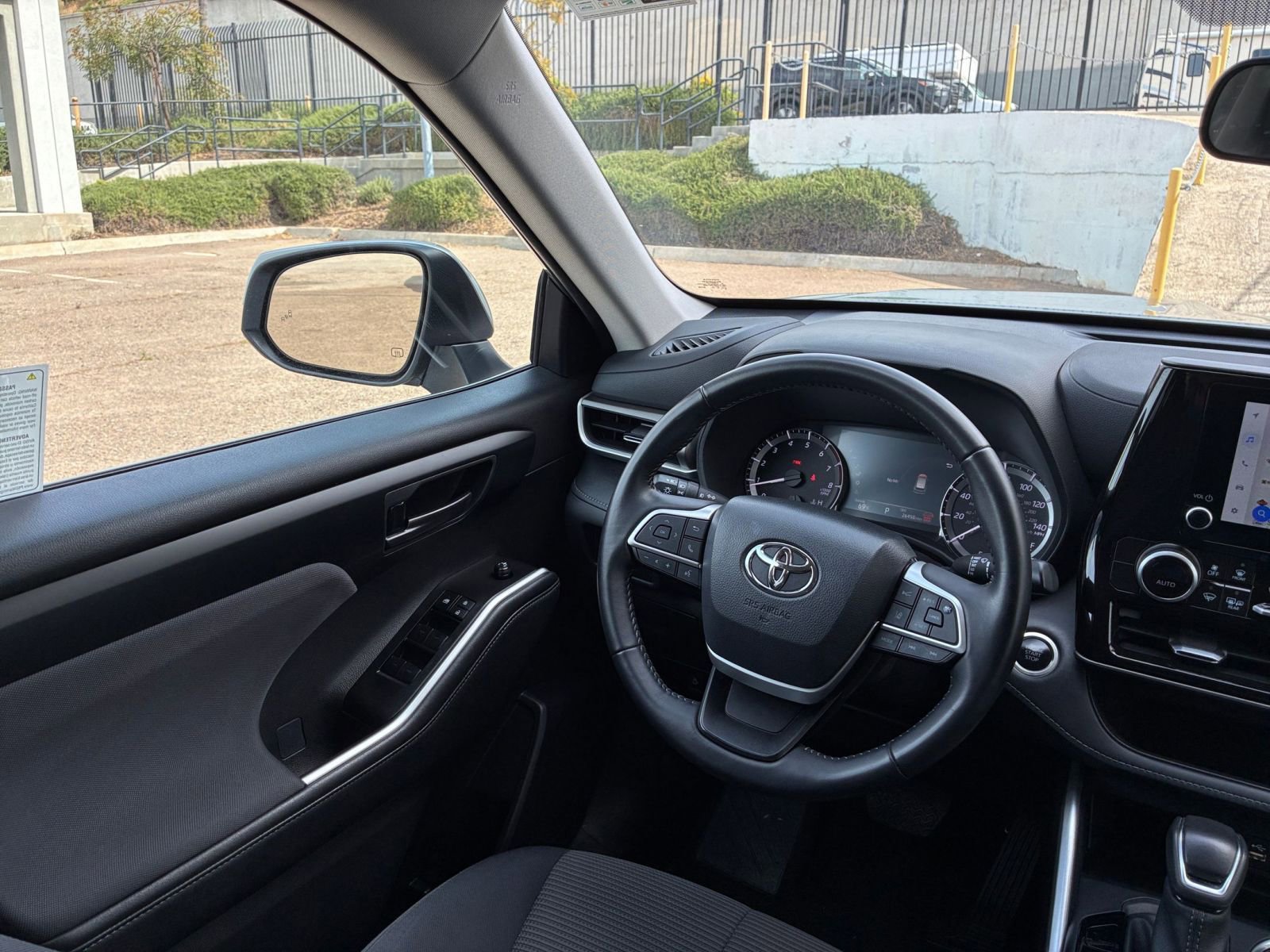 Used 2025 Toyota Highlander LE FWD image 36