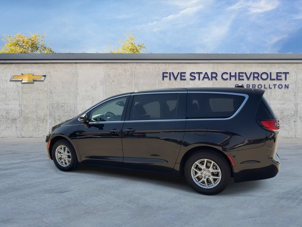 Used 2023 Chrysler Pacifica Touring-L FWD image 6