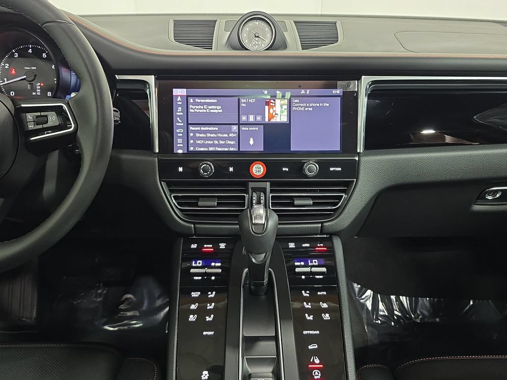 Certified 2025 Porsche Macan AWD/4WD image 16