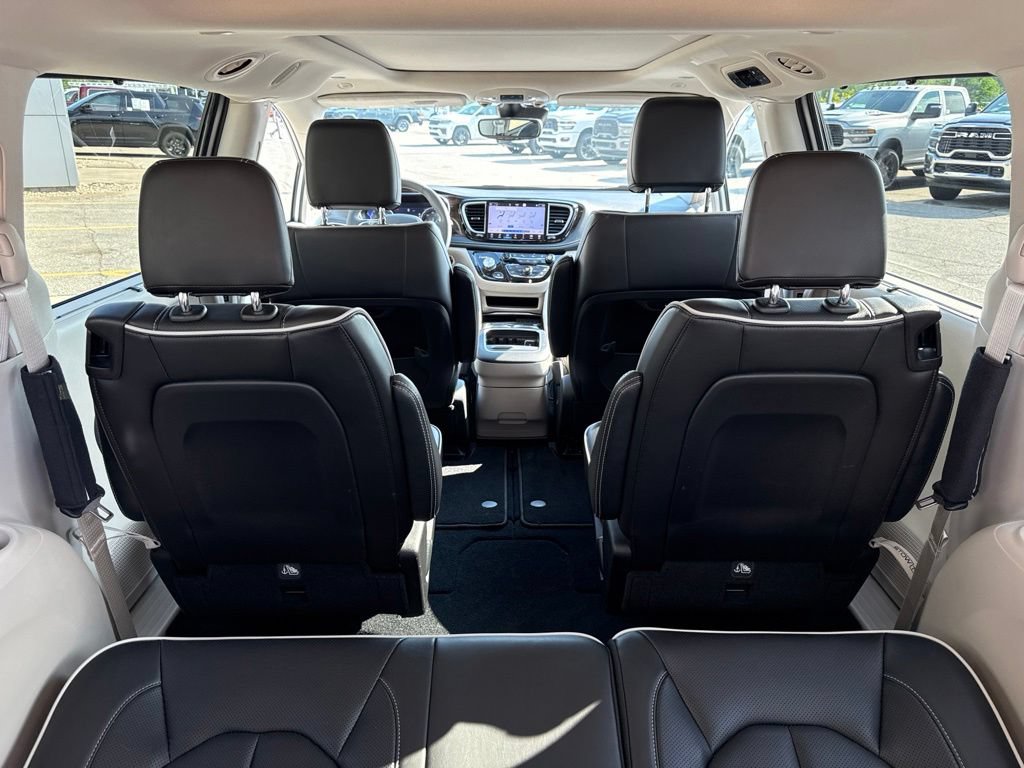 Used 2023 Chrysler Pacifica Limited AWD/4WD image 19