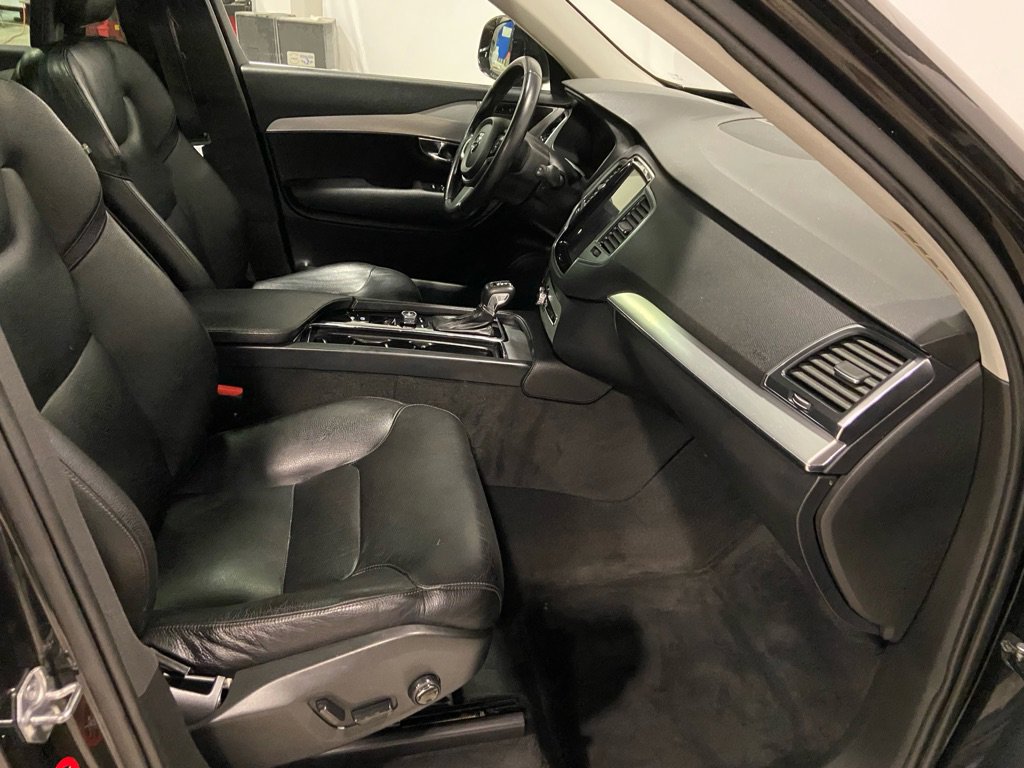 Used 2017 Volvo XC90 T6 Momentum w/ Vision Package image 30