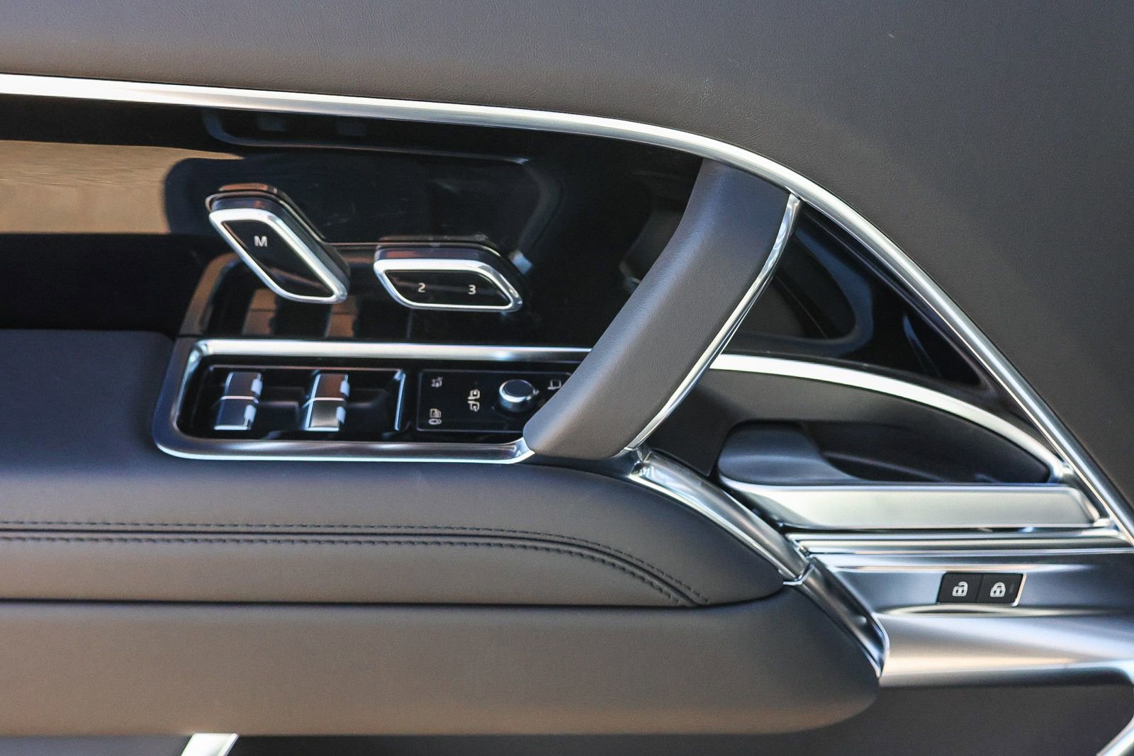 New 2026 Land Rover Range Rover SE image 32