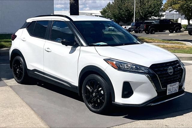 Used 2023 Nissan Kicks SR w/ SR Premium Package FWD image 2
