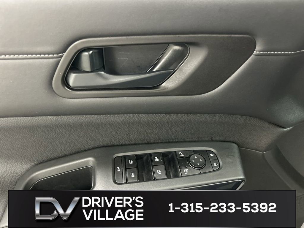 Used 2023 Nissan Pathfinder S AWD/4WD image 11