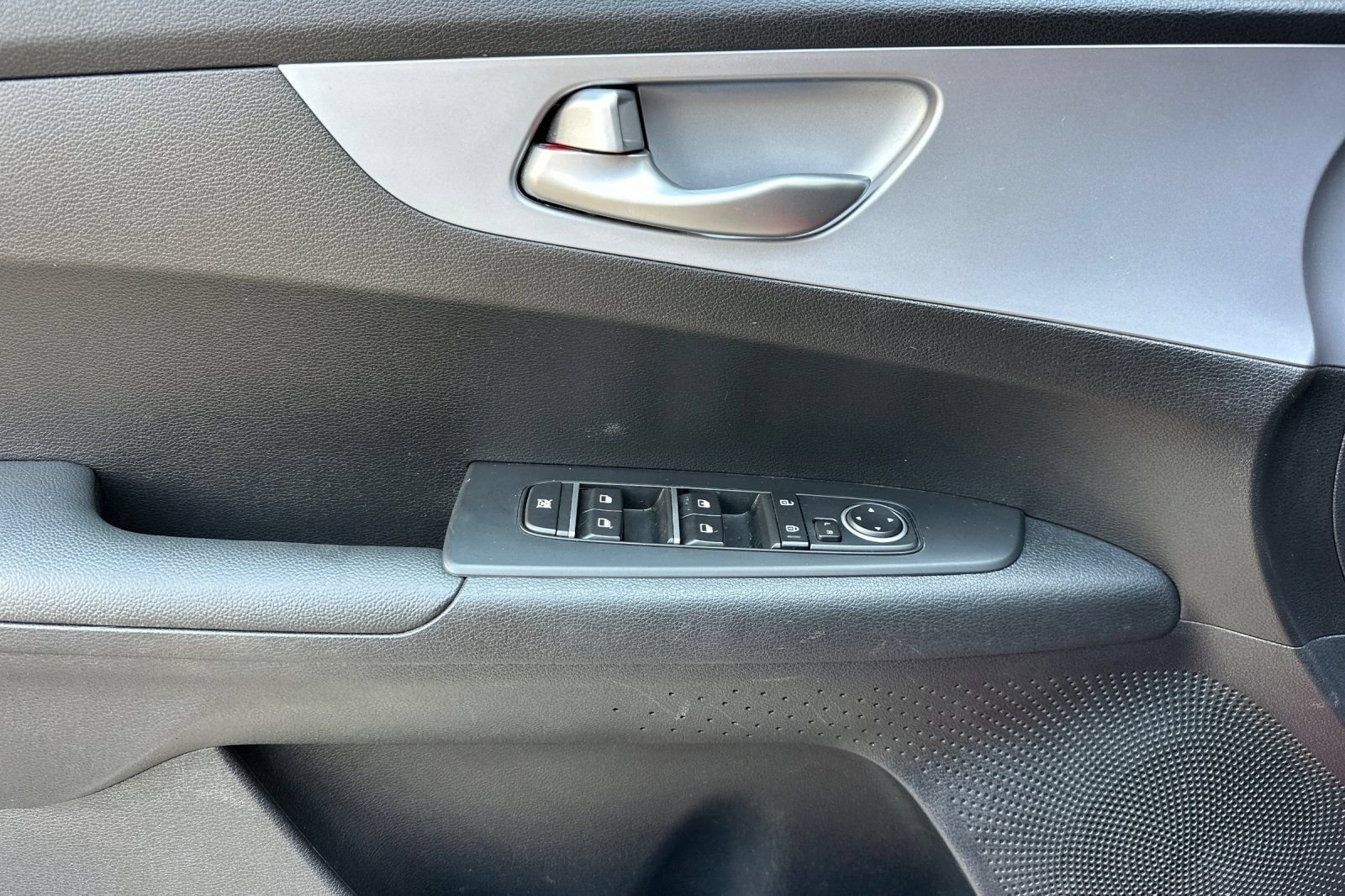 Used 2024 Kia Forte LXS w/ LXS Technology Package FWD image 11